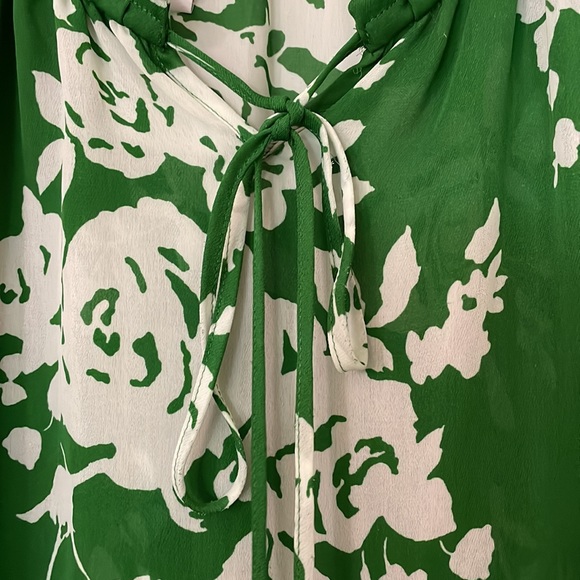 Green with white flower print  loose, comfortable tie front tunic top - Picture 5 of 6